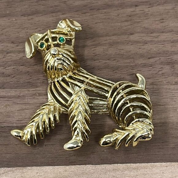 Signed Gerry’s Airedale Terrier Gold tone Emerald Green Eyes Pin Brooch - Picture 1 of 8